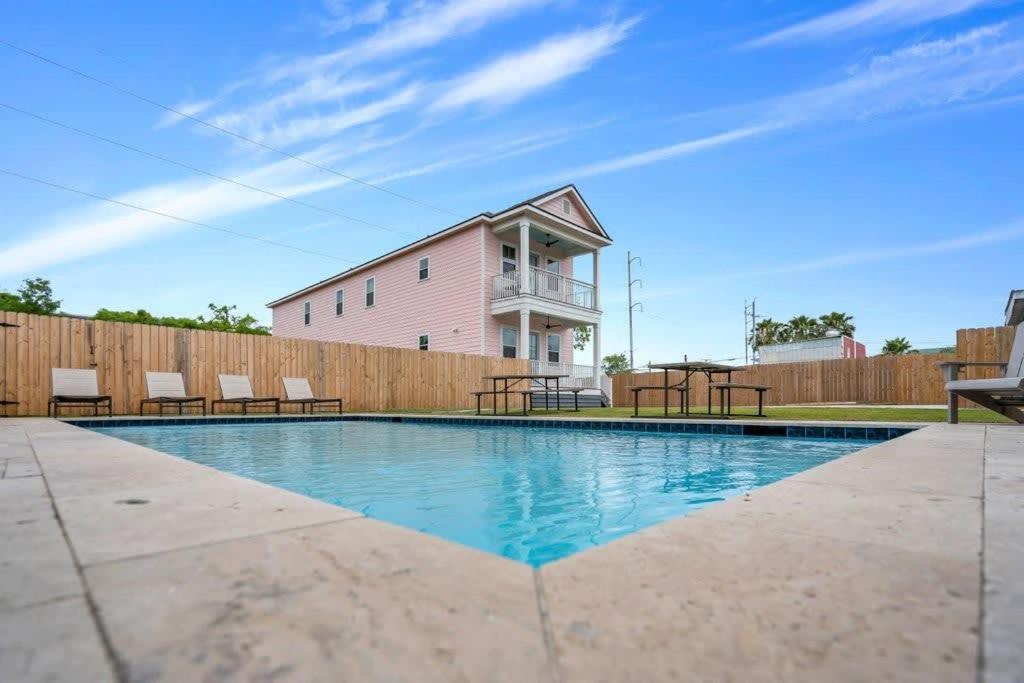 Luxury 4BD with Pool and off street parking - Ferienwohnung