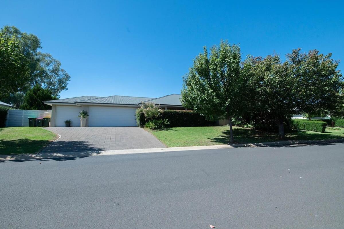 Regand Retreat - Pool, Luxurious Family Home - B&B Dubbo