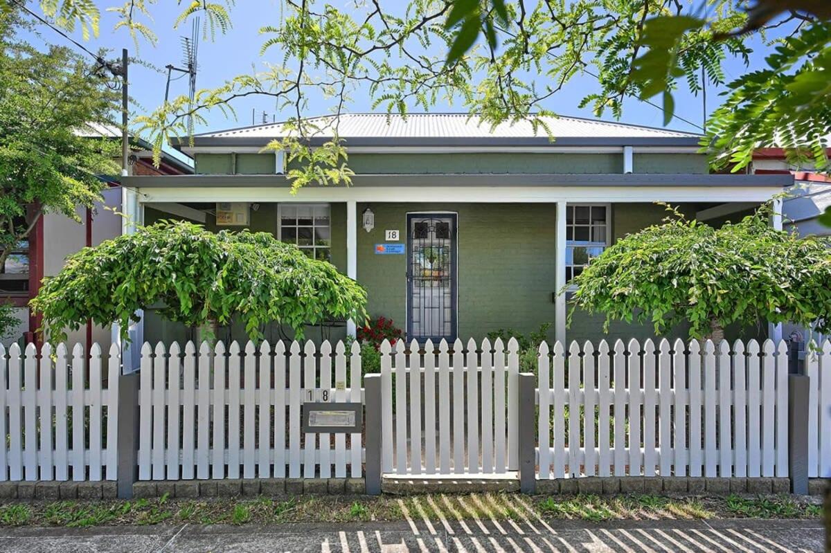 Autumn Leaf Cottage - Close to CBD, Heritage Charm - Bed and Breakfast