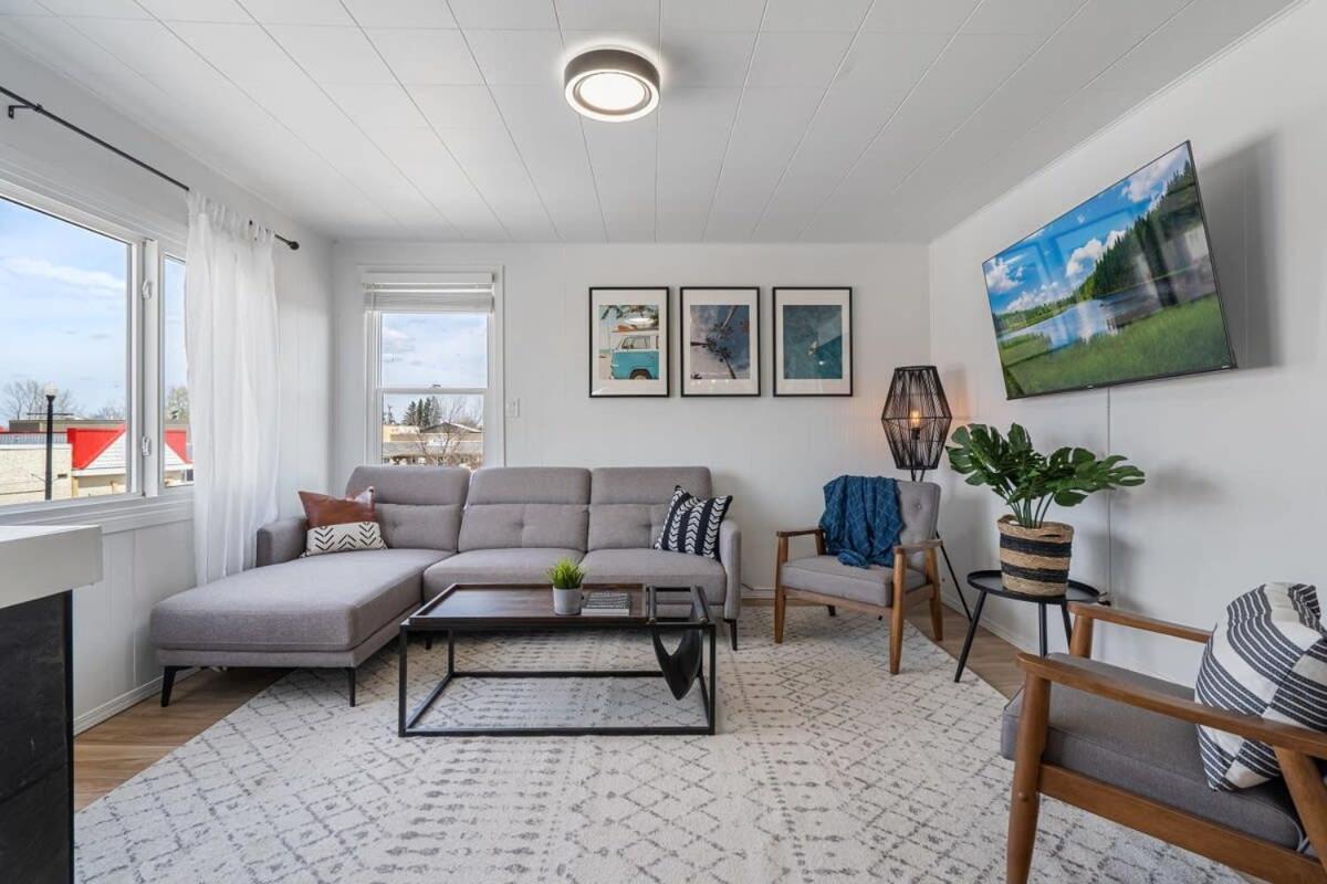 The Hidden Loft I 5-min Walk 2 Beach I DT I 55 TV - B&B Sylvan Lake
