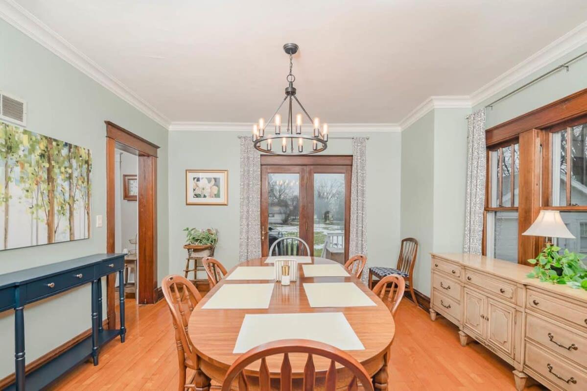 Character Home on Harney - 3 bedroom 2 bath - B&B