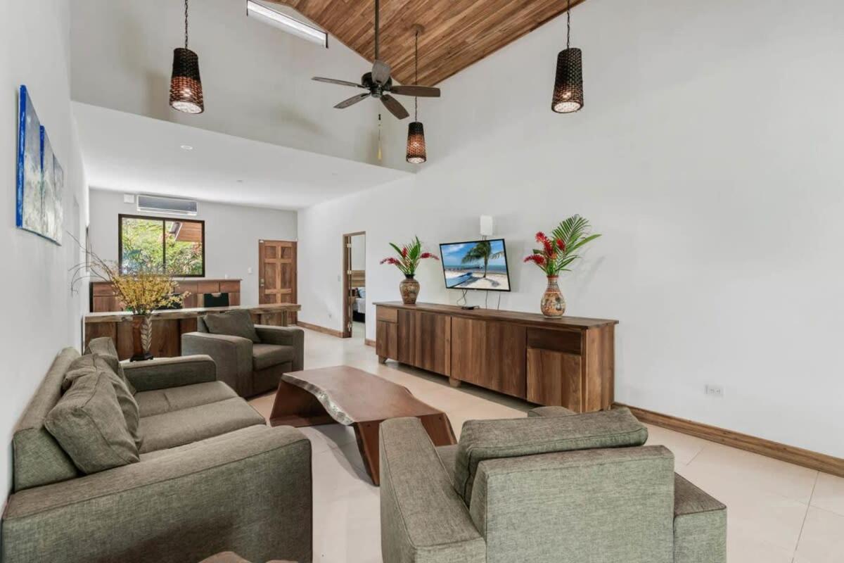 Stylish 3-Bedroom Tropical Escape with Pool & Outdoor Living, 1 Block from Playa Potrero - Chambres d'hôtes Potrero
