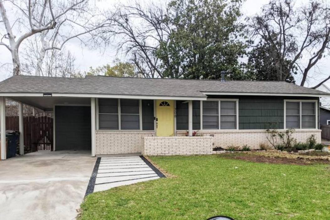 A Rare find - Bright, Warm, Charming Central Austin Home - B&B