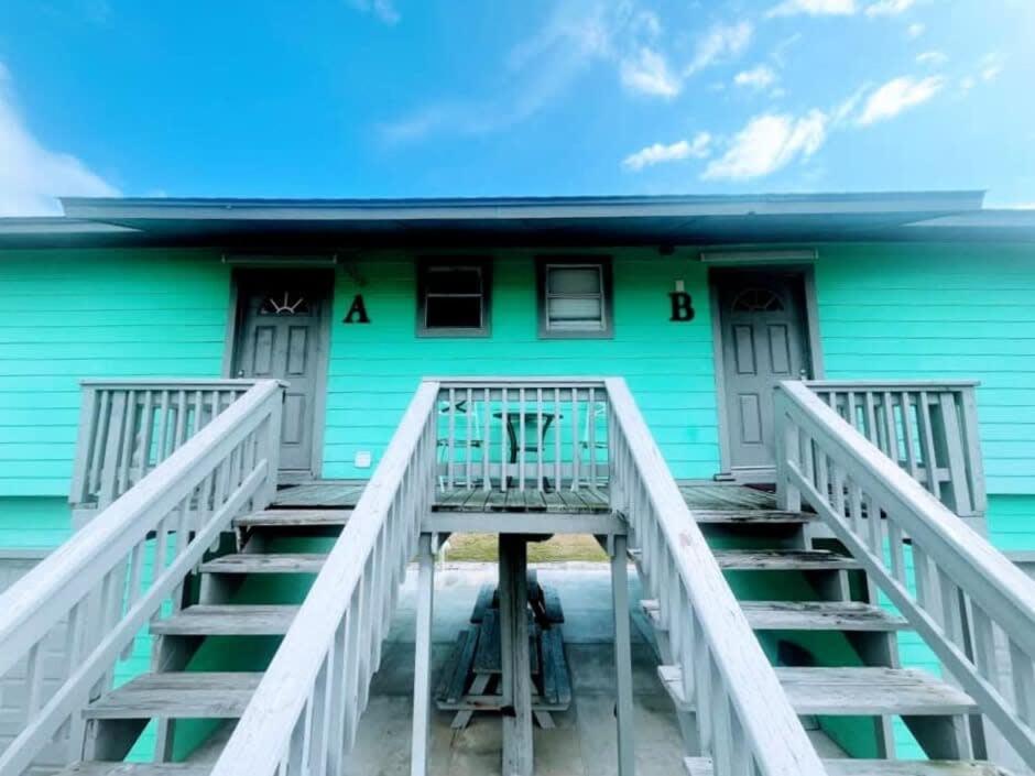 B&B Freeport - Beach Hut - Half Duplex Just a Few Blocks to Sand Shore and Jetty Park - Bed and Breakfast Freeport