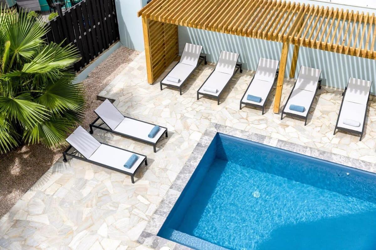 Liv Inn Bonaire with Pool and Nice Cooling Winds - B&B
