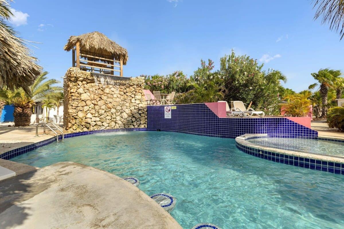 Casa Magnolia Communal Pool and Outdoor Shower - B&B Kralendijk