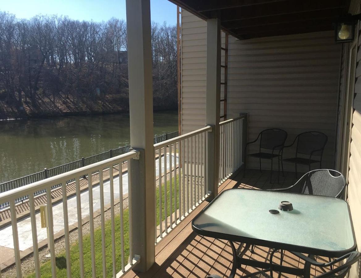 B&B Osage Beach - Lake Front Condo with Pool and Hot Tub and Shuffleboard at Lake Ozarks - Bed and Breakfast Osage Beach