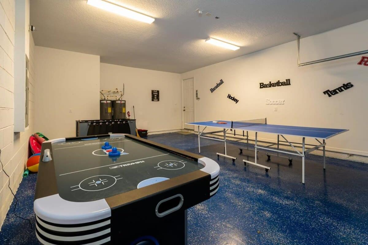 Gorgeous 7BR Villa w Pool Games Resort Access - Chambres d’hôtes