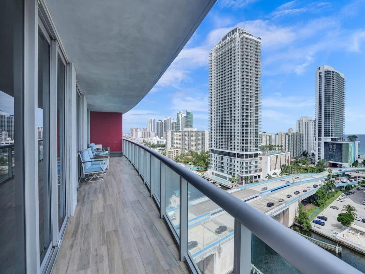 B&B Hallandale - Luxury 3BR Water view 18th-Floor Deck Pool - Bed and Breakfast Hallandale