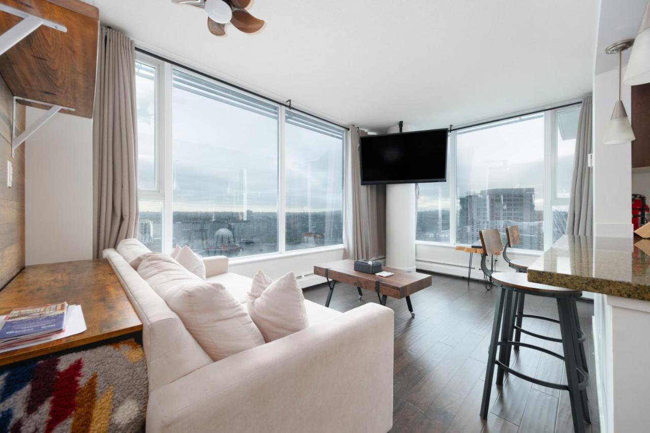 B&B Vancouver - Sub-Penthouse Apartment with Jacuzzi Pool & Sauna - Bed and Breakfast Vancouver