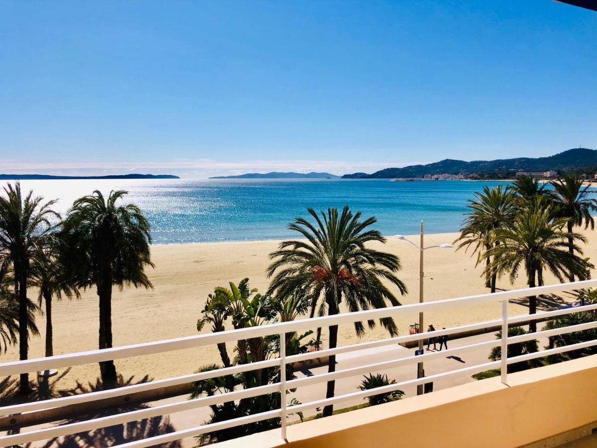 Appartement T3 lumineux traversant totalement neuf en face de la plage Front de mer vue sur les iles Vue mer panoramique assurée Résidence de la plage centre ville du Lavandou 3eme étage avec ascenseur Appartement T3 - B&B
