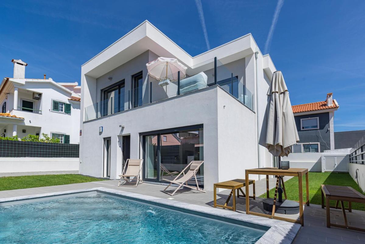Poolside oasis by Caparica beach - B&B