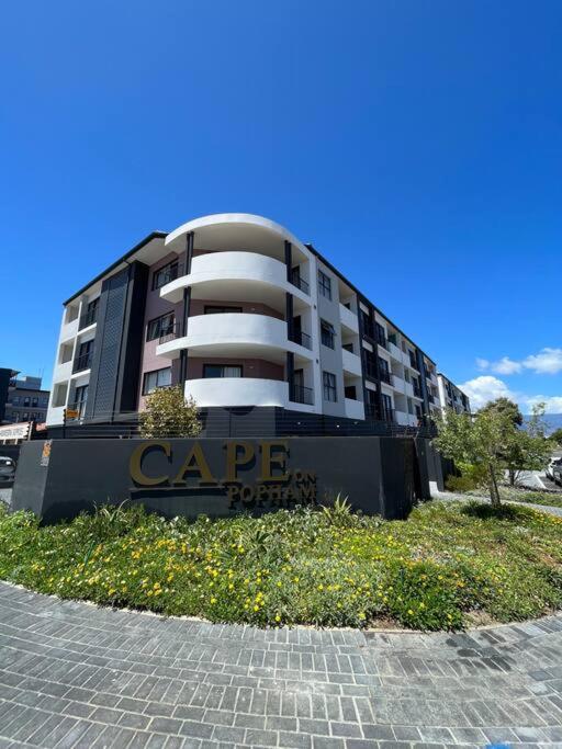 Sunny Beach Apartment with Sea & Mountain Views - B&B Città del Capo