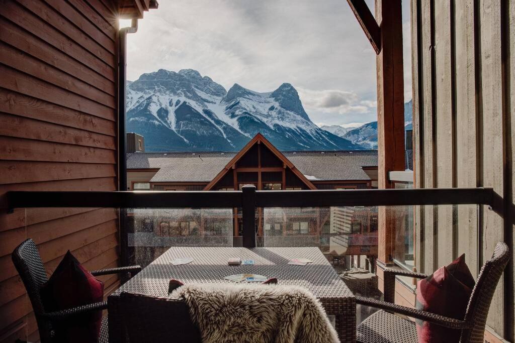 B&B Canmore - Mountain View (Top Floor) Condo - Bed and Breakfast Canmore