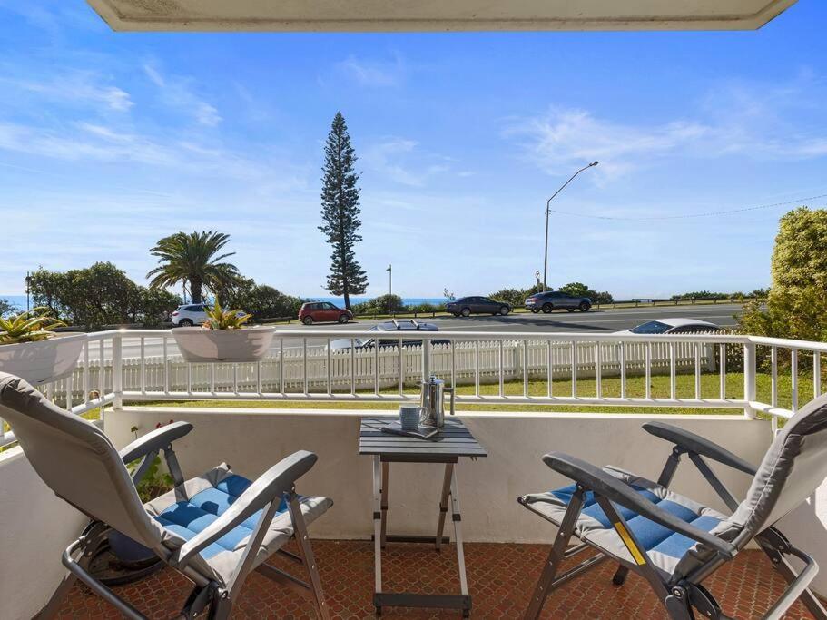 2 Bedroom Unit with Sea Views at Alexandra Headlands - Bed and Breakfast Alexandra Headland