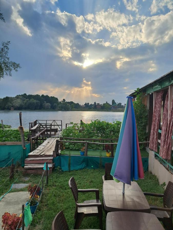 B&B Srinagar - LakeSide Homestay Srinagar - Bed and Breakfast Srinagar