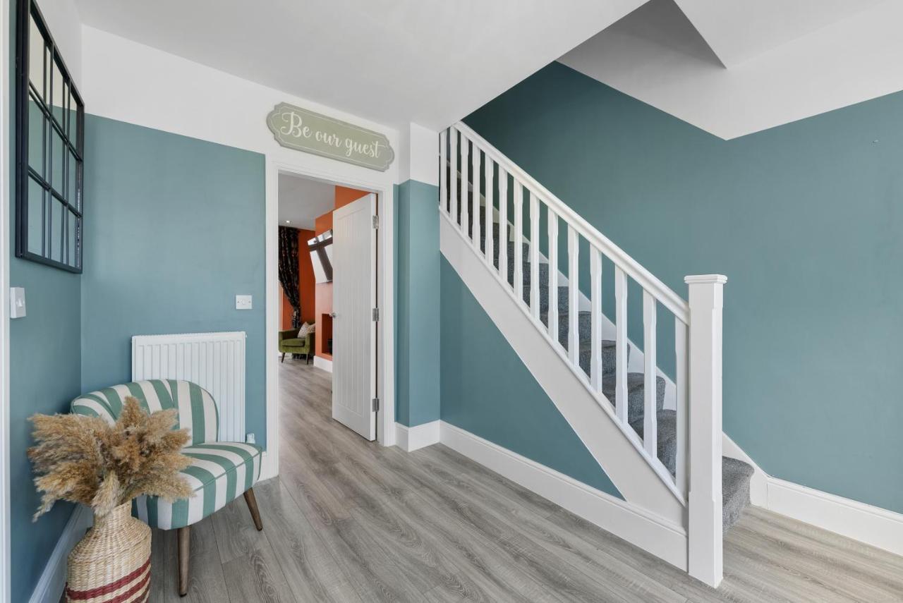 4-Bedroom Stunning Luxe, Spacious & Stylish Design House Bolton, Sleeps 11, with Parking Central Bolton, Links to Manchester, Pet-Friendly, Best For Groups! WORK CONTRACTORS SPECIAL OFFER! - by Blue Puffin Stays - Chambres d'hôtes Farnworth