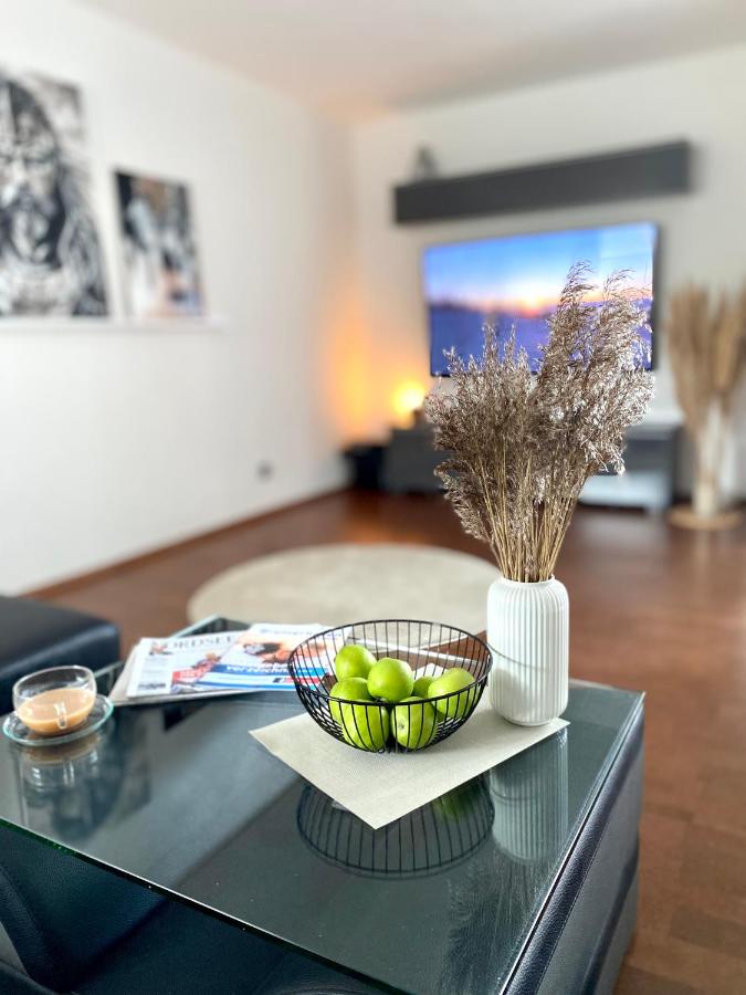 B&B Bremerhaven - City Ferienwohnung SKYLINE - mit großem Balkon & XXL- Sofa für bis zu 4 Personen - Bed and Breakfast Bremerhaven