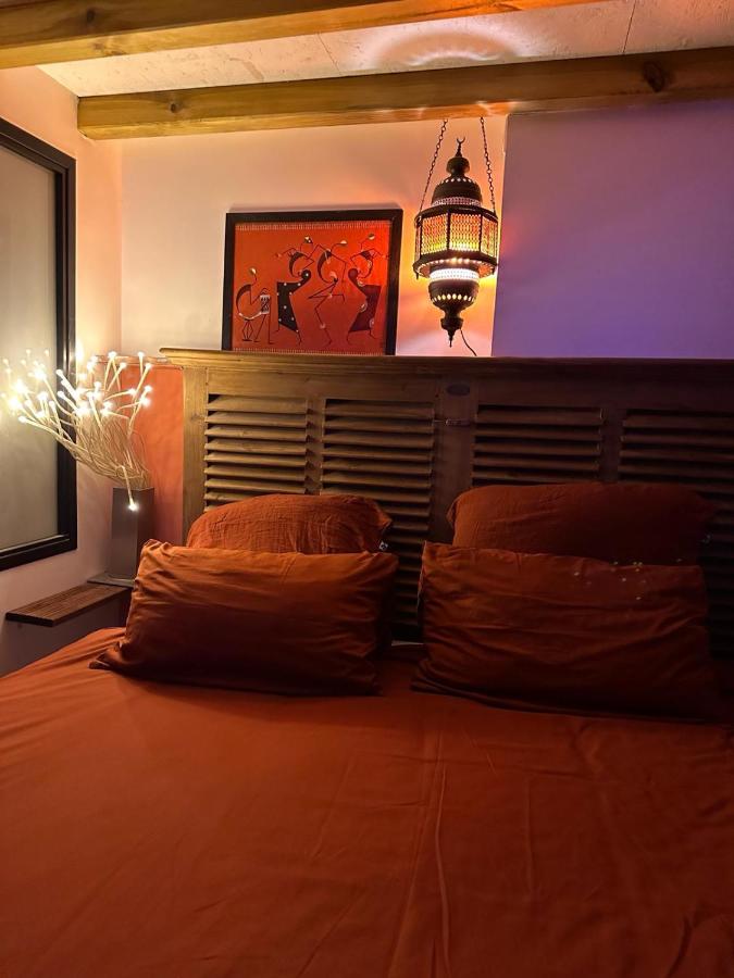 B&B Bois-Colombes - ORANGE STUDIO WITH 24/24 ACCESS - Bed and Breakfast Bois-Colombes