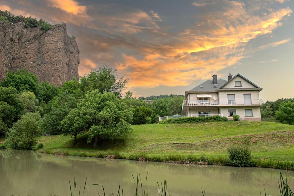 Dormez au cœur d'un volcan, dans une nature unique - B&B Chambon-sur-Lac