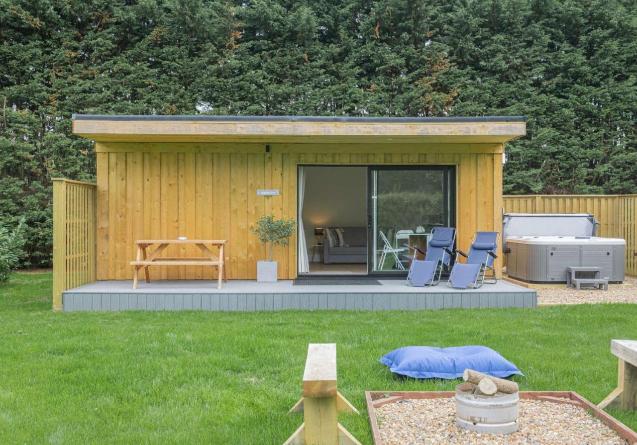 City to Country Retreat Luxury Lodges with Hot Tub, BBQ, Fire Pit - B&B
