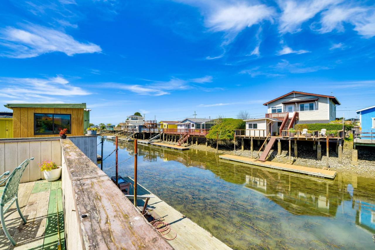 Peaceful Eureka Beach Cottage with 30-Foot Dock - B&B