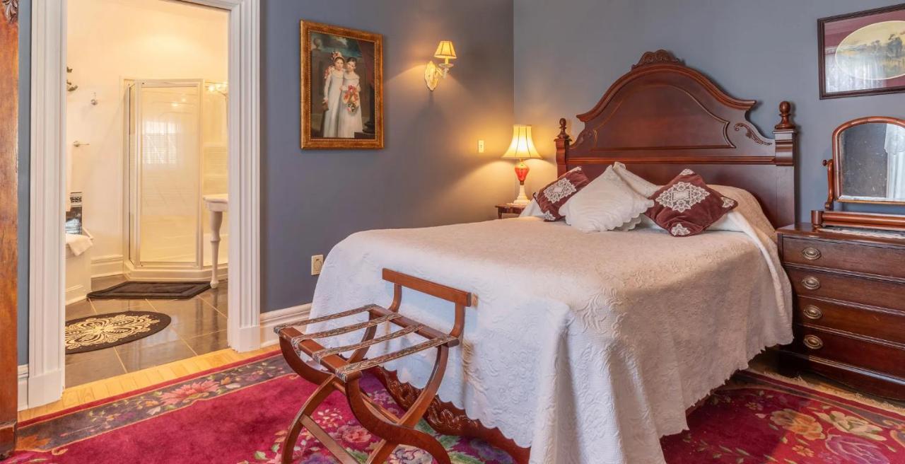 Deluxe Queen Suite