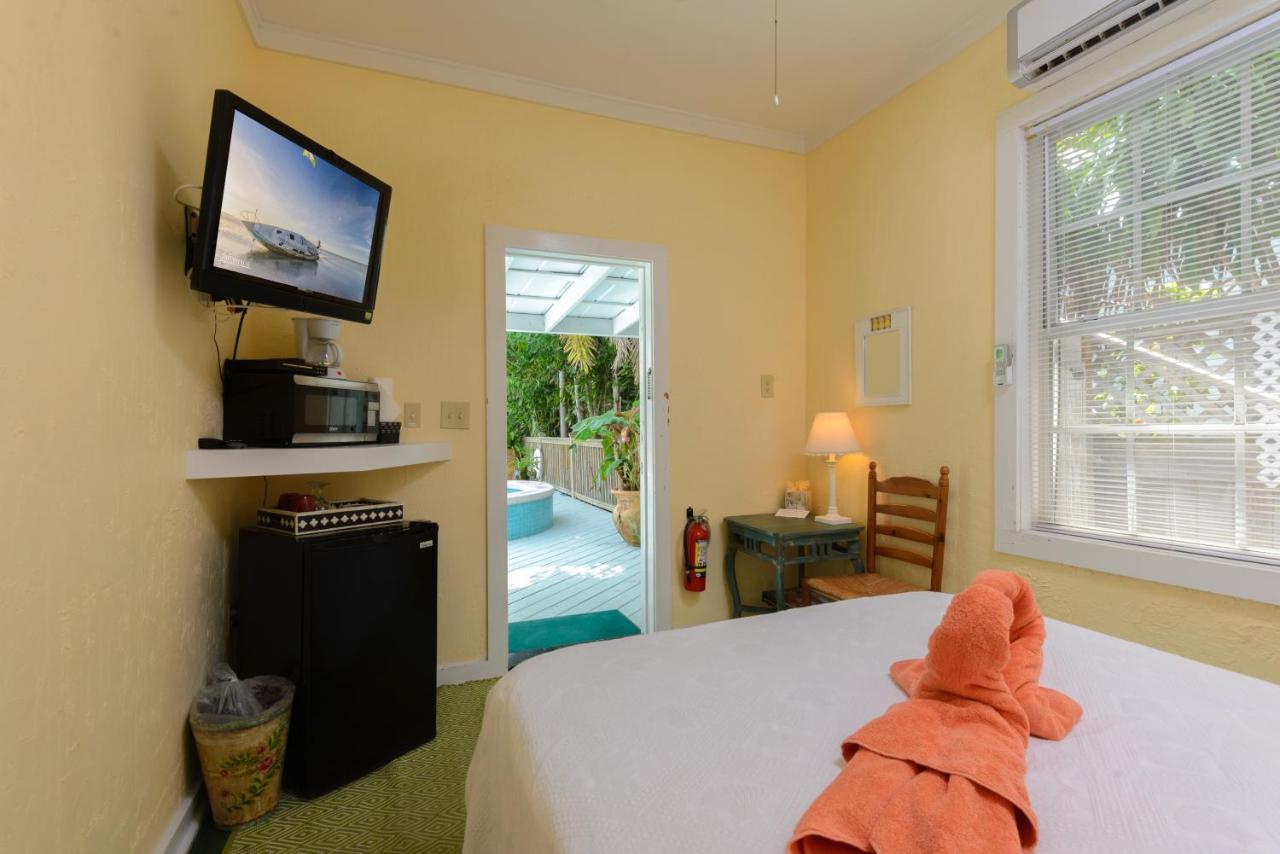 Chambre Lit Queen-Size - Vue sur Piscine