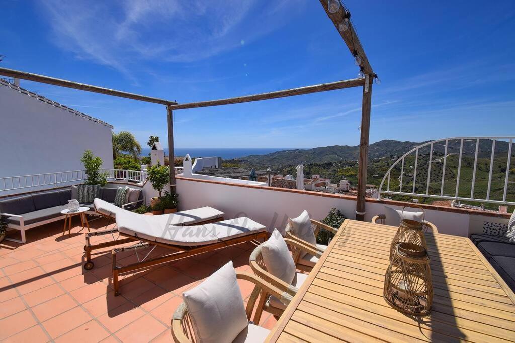 Calle Alta 37, Frigiliana Luxury 3 bedroom center Townhouse with large terrace and sea views HansOnHoliday Rentals - B&B