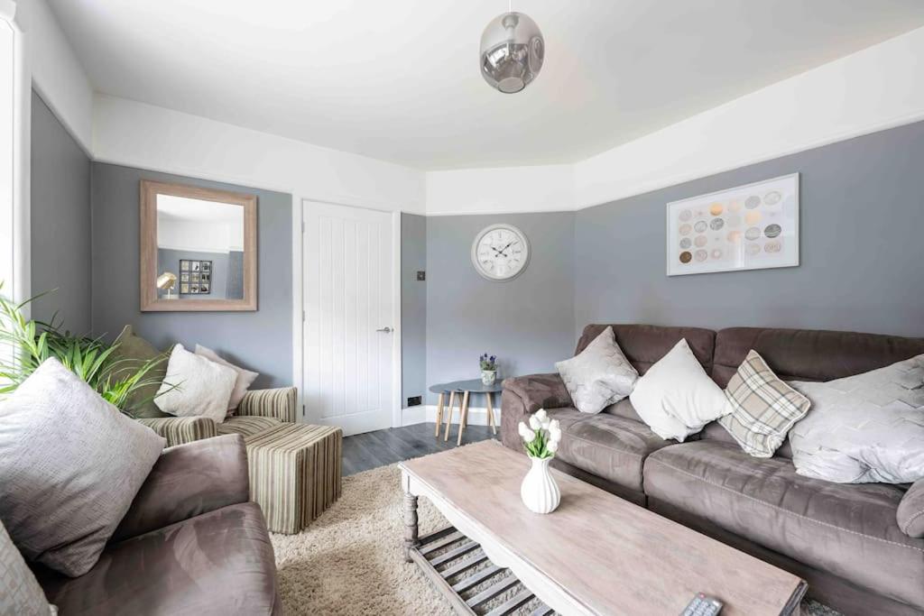 Beautiful 4 Bedroom House by the River - Ferienwohnung