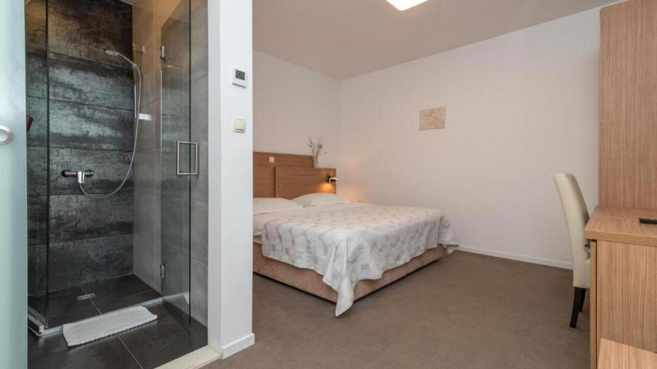 Doppel-/Zweibettzimmer mit eigener Terrasse