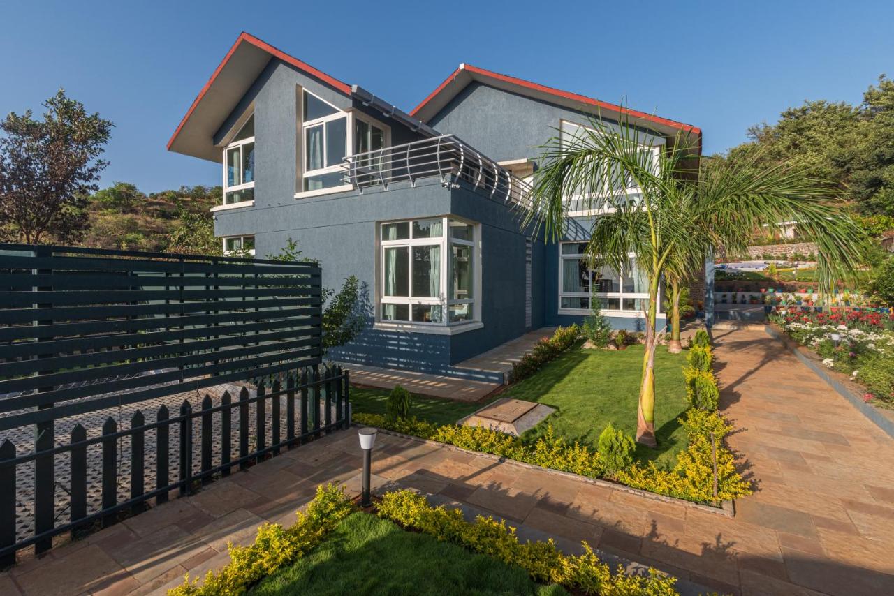 SaffronStays Caramelo - a private heated swimming pool villa with Jacuzzi nestled amidst beautiful landscaping and gardens in Lavasa - Chambres d'hôtes Lavasa