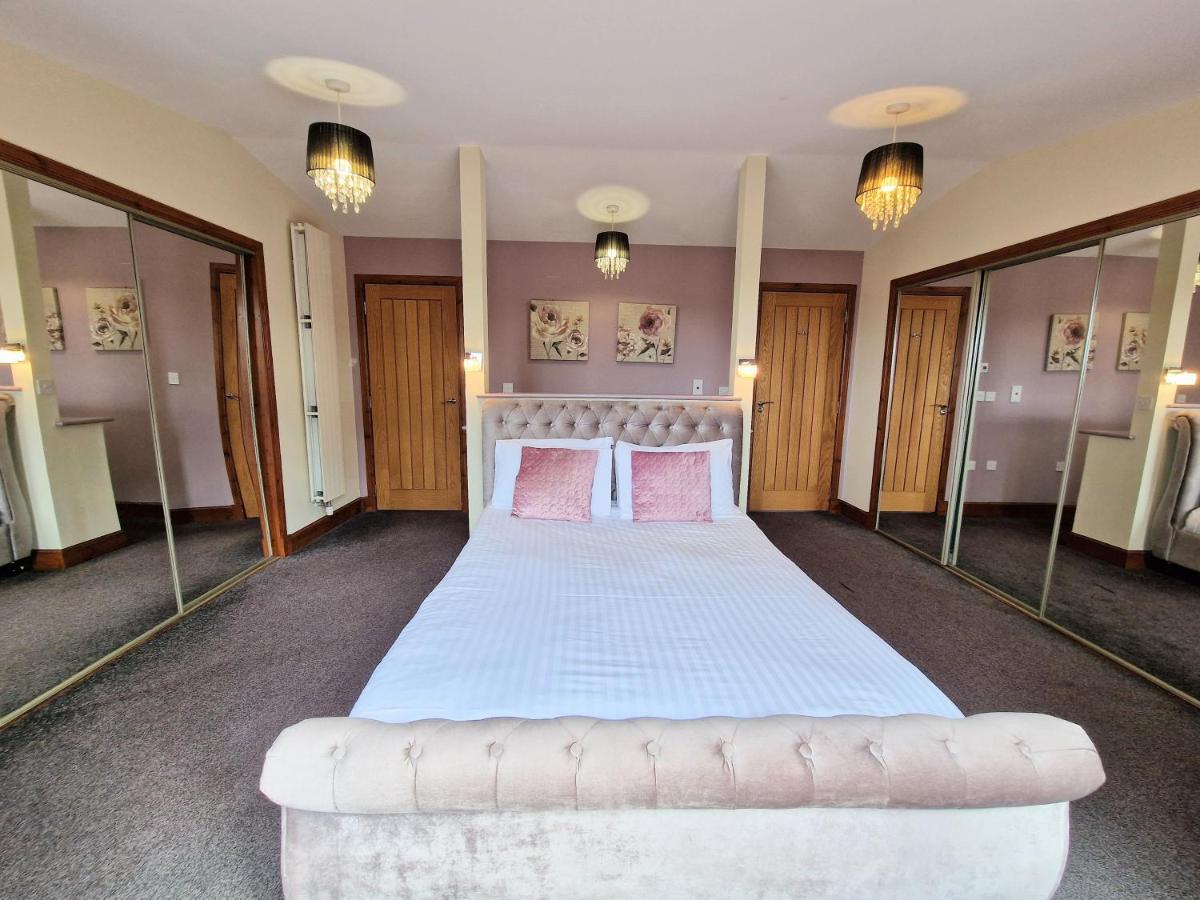 Torridon 1 with Private Hot Tub - Fife - Loch Leven - Lomond Hills- Pet Friendly - Bed and Breakfast