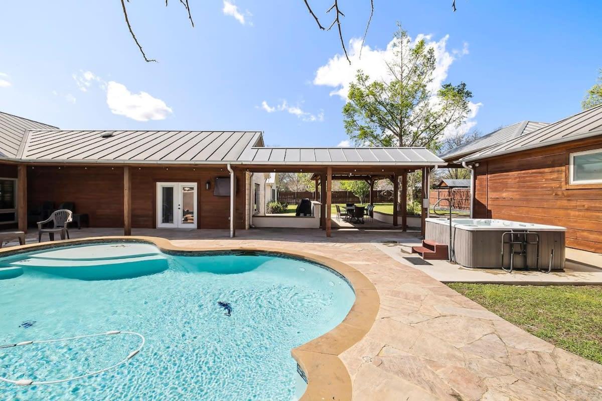 4 Bedroom Close to Downtown Hot Tub-Pool - Chambres d’hôtes Fredericksburg