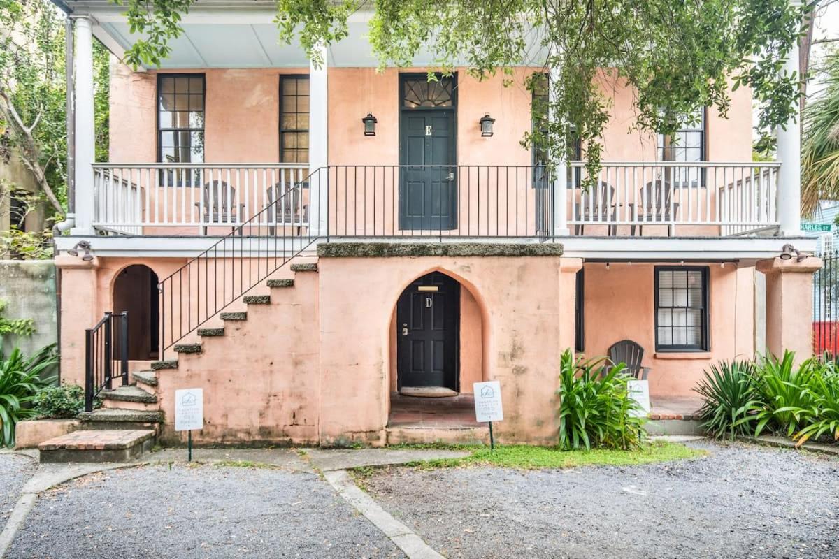 Unique & Charming 1 Bedroom One Block to King St - B&B