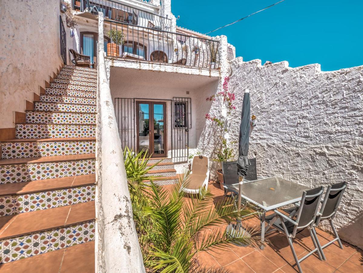 Townhouse in Capistrano village with 2 pool areas - Chambres d’hôtes Nerja