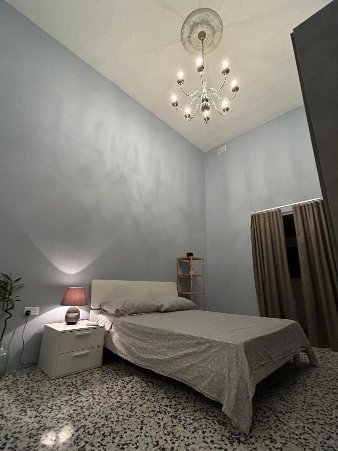B&B Mosta - Spacious room, king size bed, balcony, mirrors and luxury lights. - Bed and Breakfast Mosta