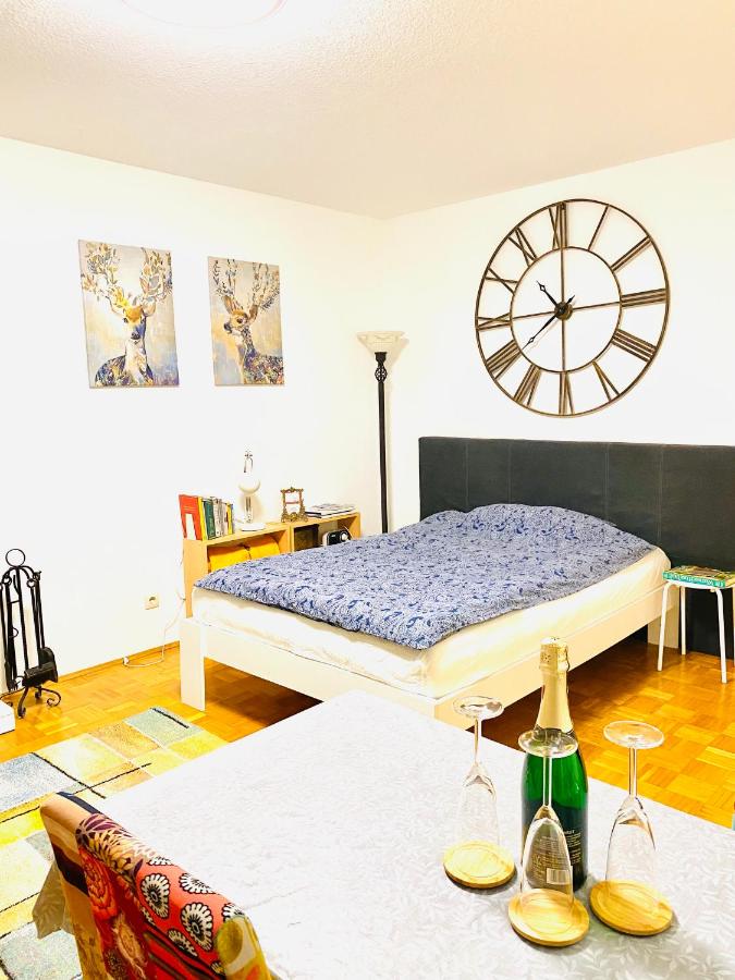 B&B Hannover - #welcometomesselaatzen#twobedroomapartment&balcony - Bed and Breakfast Hannover