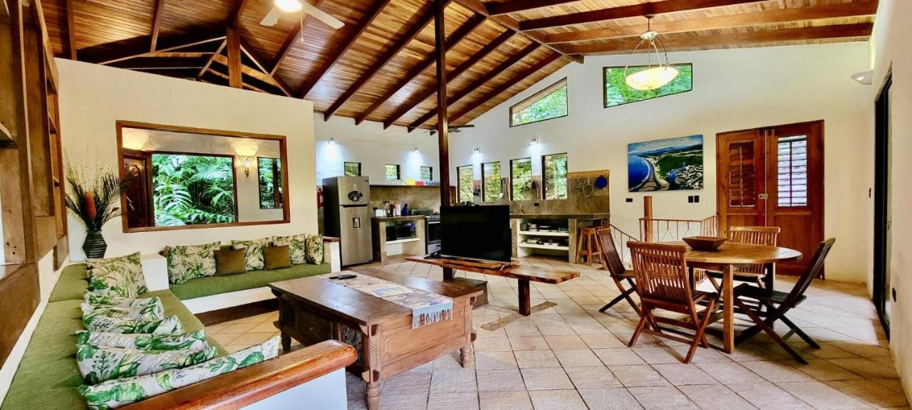 Toucan Villa Family home w Private Pool Garden AC - B&B