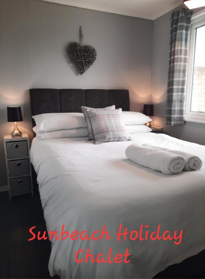 B&B Scratby - Sunbeach Holiday Chalet, California, Norfolk - Sleeps up to 5 people, Bedding & Towels Included, Club House & Pool Included - Bed and Breakfast Scratby