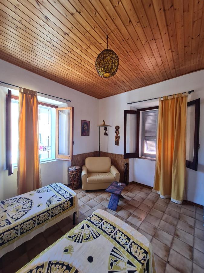 Camera Doppia con Letti Singoli e Bagno in Comune