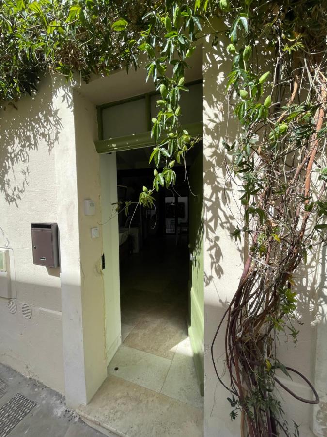 Charmante maison de ville avec cour extérieure - B&B