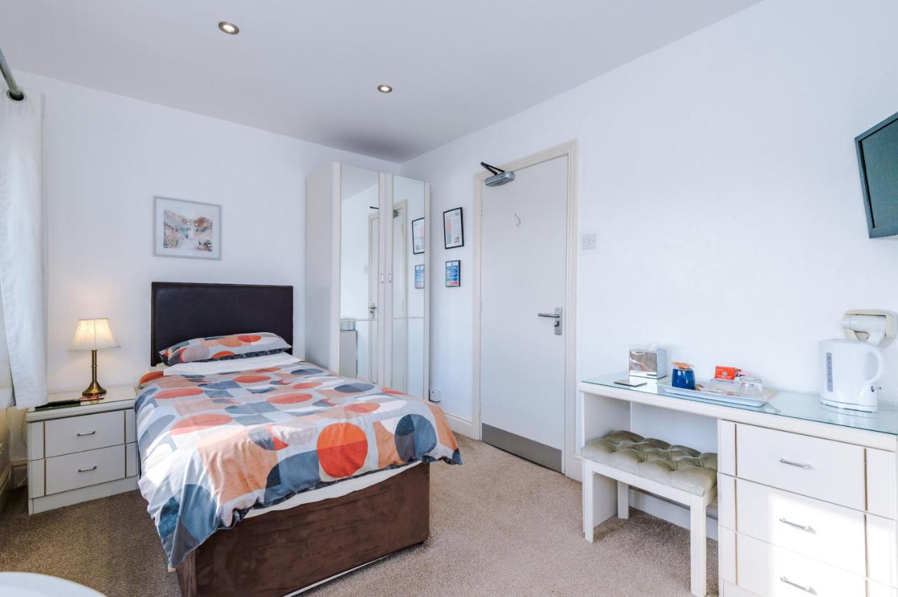 Professional Contractor's Retreat, Superfast WIFI, FREE Van Parking CCTV - B&B