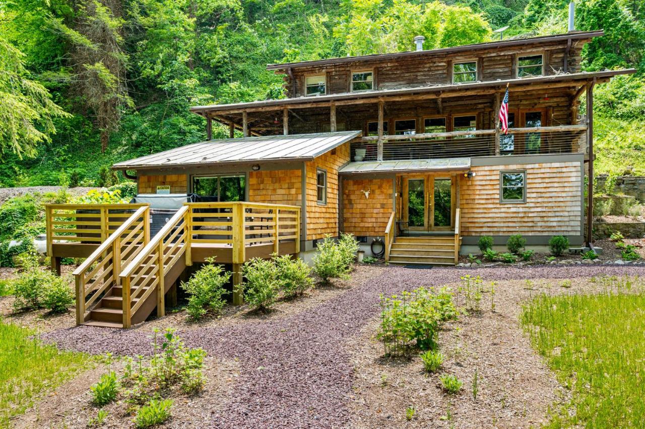 B&B Rileyville - Riverside Log Cabin w Hot Tub Fire Pit Huge Deck - Bed and Breakfast Rileyville