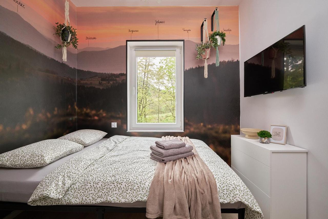 BLIŻEJ GÓR Jedlina-Zdrój. Apartament na 5 - Bed and Breakfast