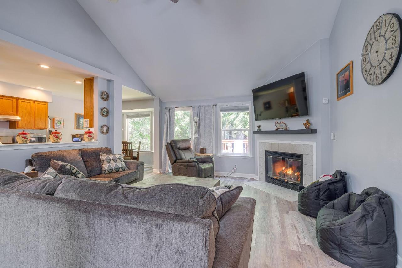Family-Friendly Silverdale Home with Private Deck! - B&B