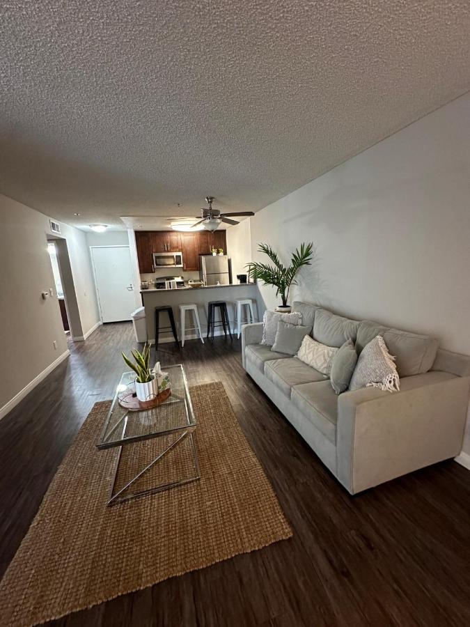 Incredible Two Bedroom Hollywood Apartments FREE Parking - B&B