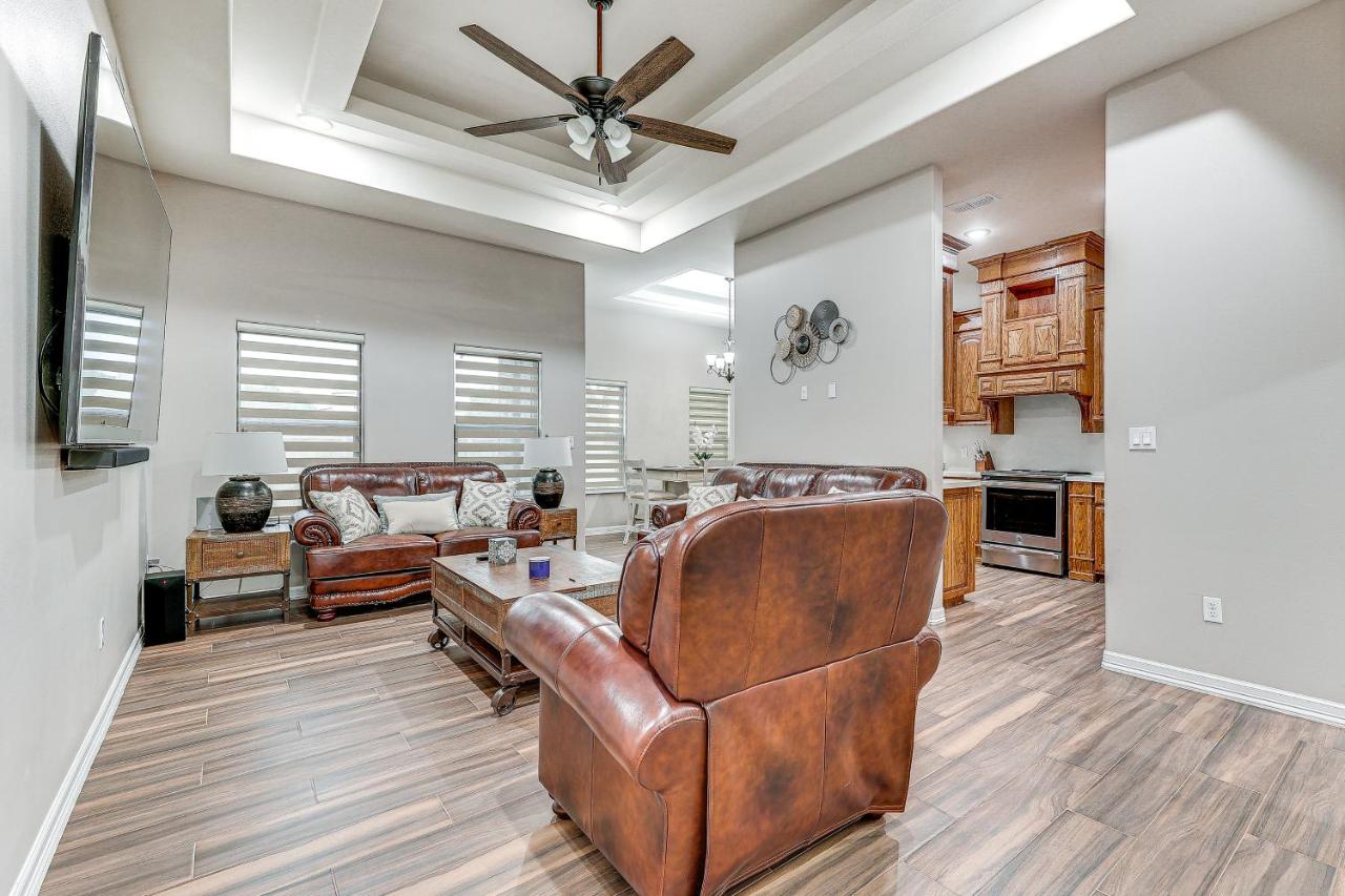 Weslaco Home w/ Fenced Yard: 2 Mi to Downtown - Chambres d'hôtes Weslaco