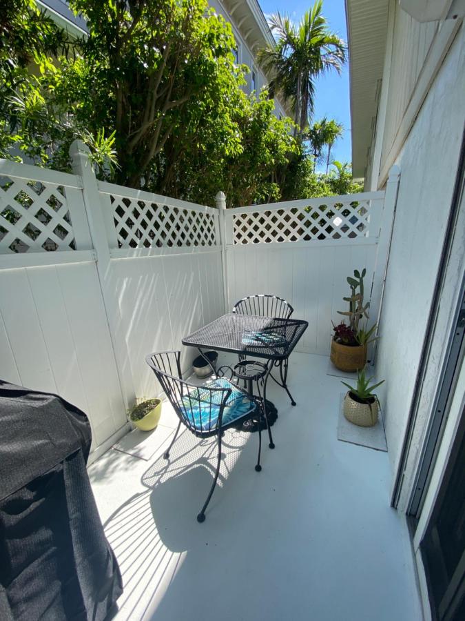 Closest Studio Suite to Vanderbilt Beach, new remodel, well appointed, BBQ, yard, very private plus many extras! - Bed and Breakfast