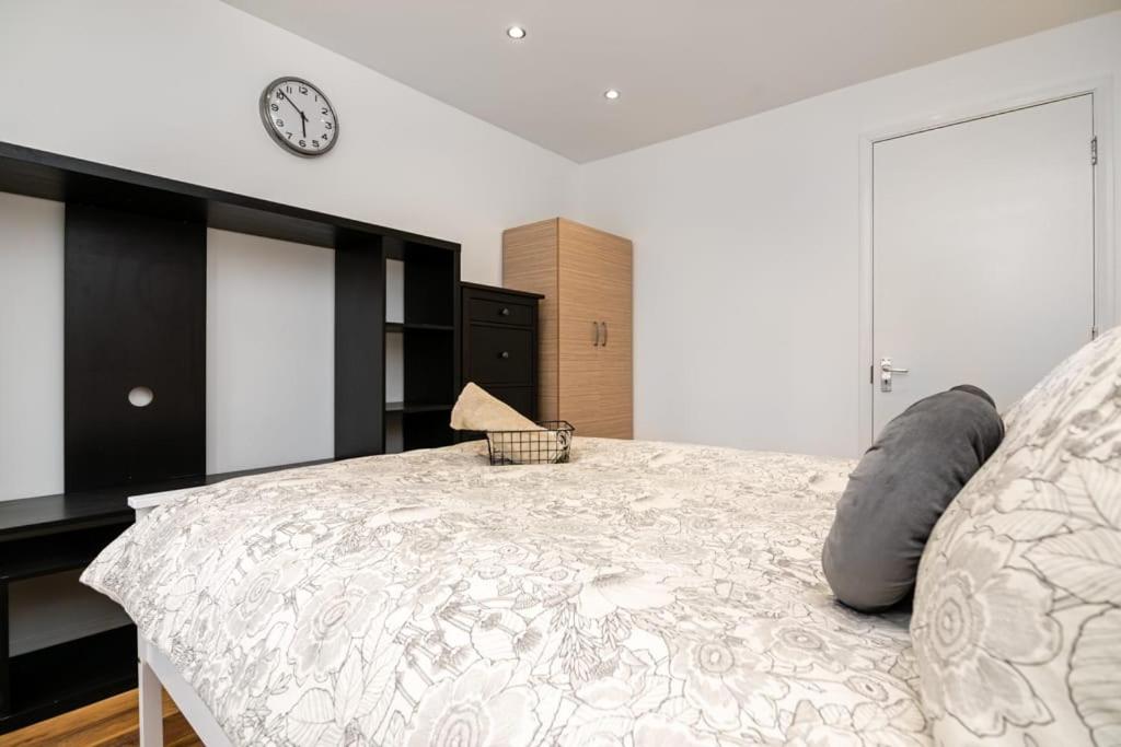 Modern House Just Refurbished - Chambres d’hôtes